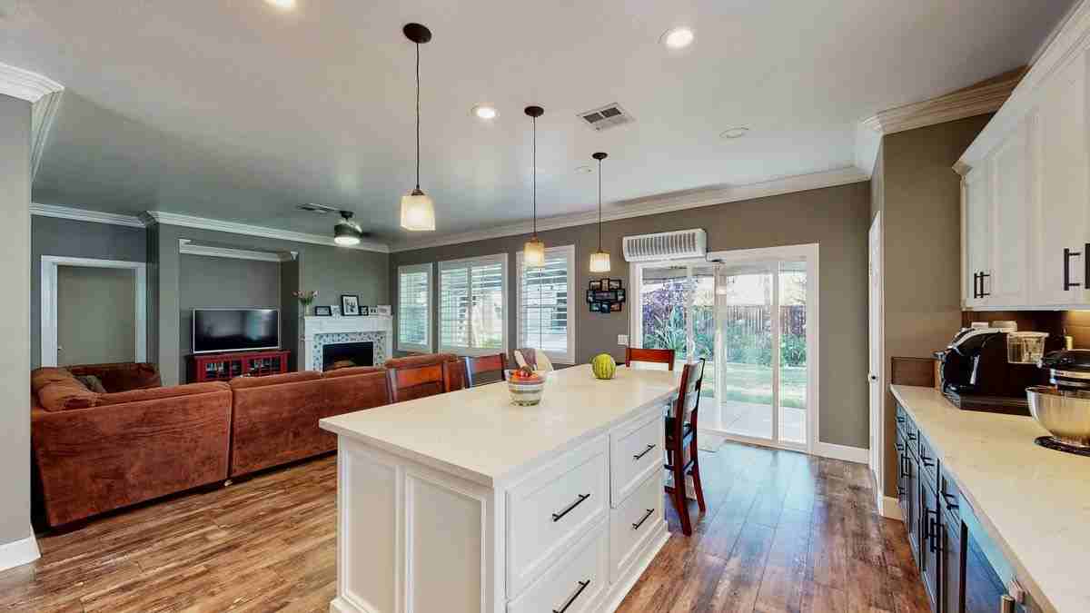 22189 Empress St - Photo 3 of 11