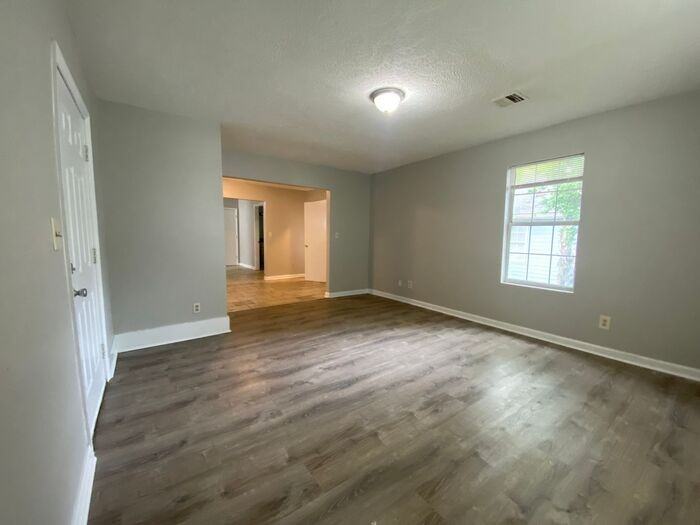 1108 E College St - Photo 2 of 26