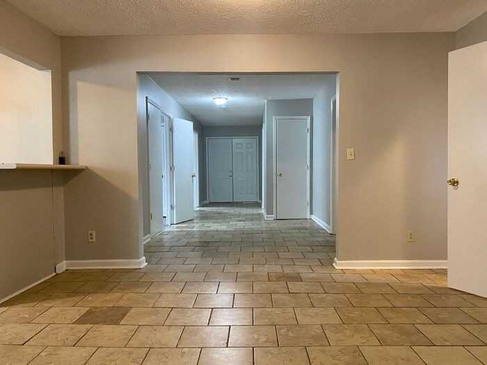 1108 E College St - Photo 3 of 26