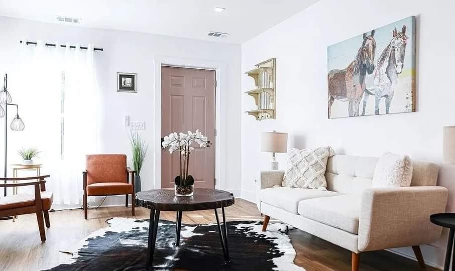 1128 E 55th St #1128 - Photo 2 of 16