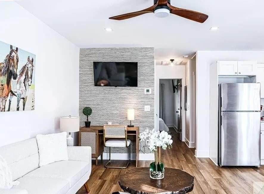 1128 E 55th St #1128 - Photo 3 of 16