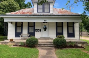 featured image of 1214 W Hopkins St