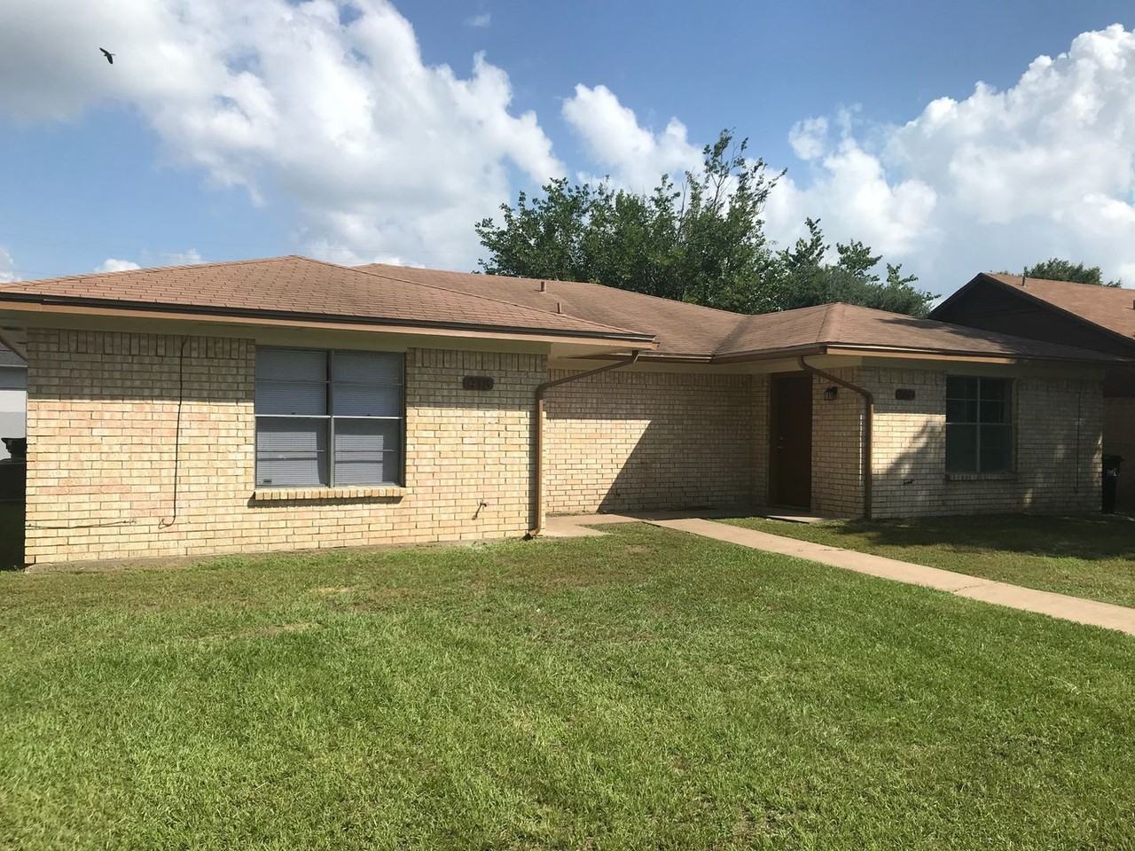 416 University Oaks Blvd - Photo 3 of 14