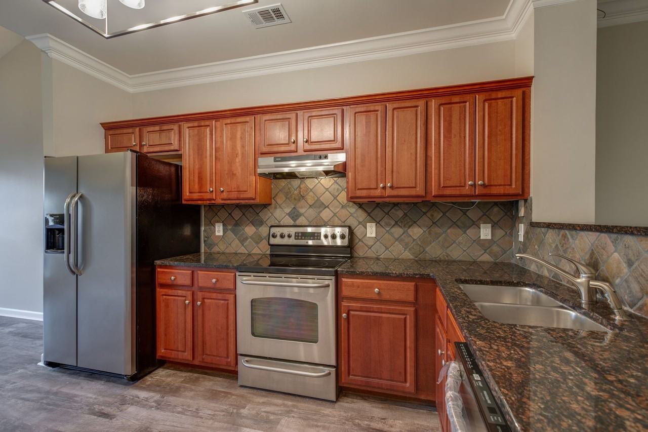 425 Normandy Cir - Photo 3 of 43