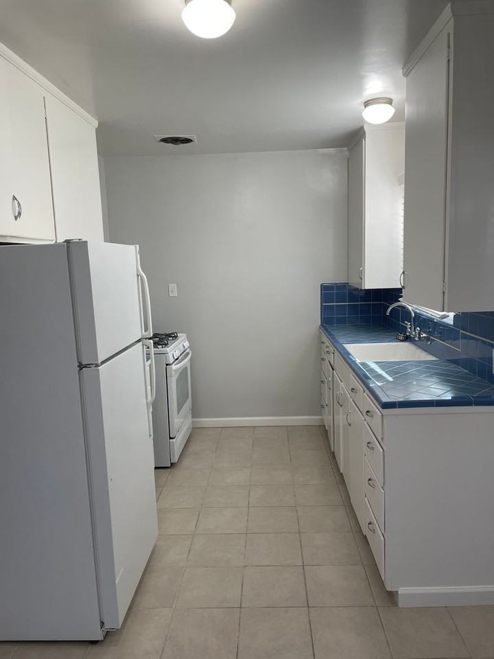 305 40th St - Photo 2 of 17
