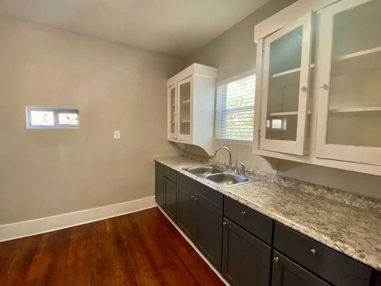 2219 S New Braunfels Ave - Photo 3 of 16