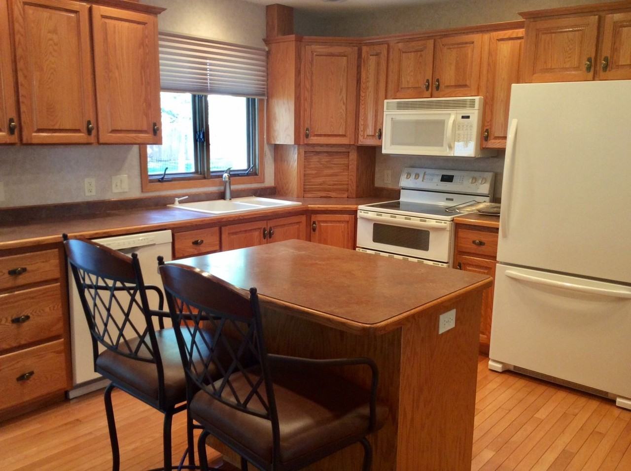 1031 12th Ave W - Photo 4 of 17