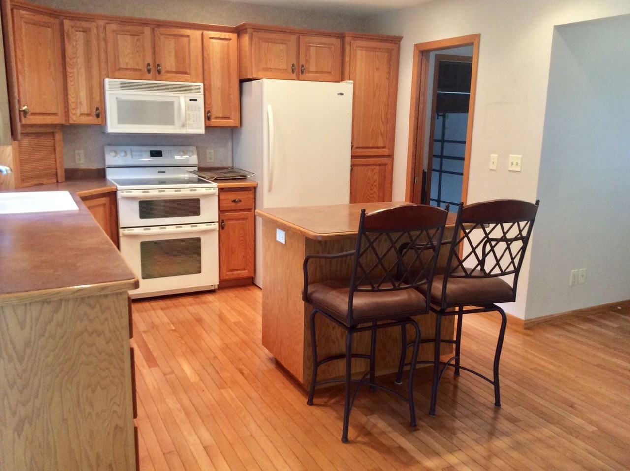 1031 12th Ave W - Photo 3 of 17