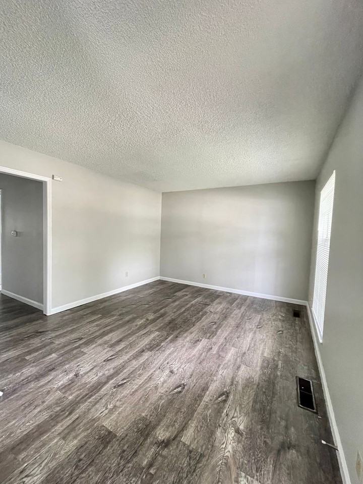 2105 Brady Ln - Photo 4 of 19