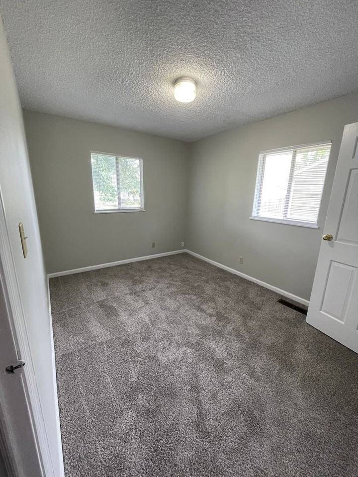 2105 Brady Ln - Photo 7 of 19