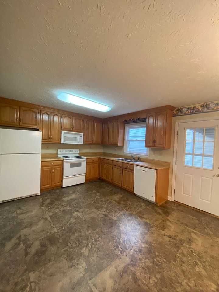 215 Francis St W - Photo 2 of 11