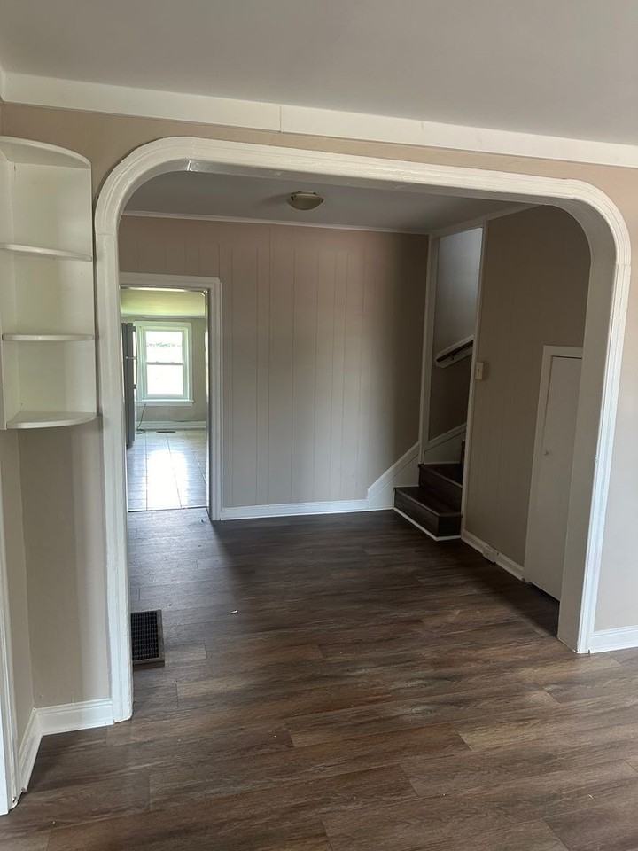121 N Locust St - Photo 2 of 16