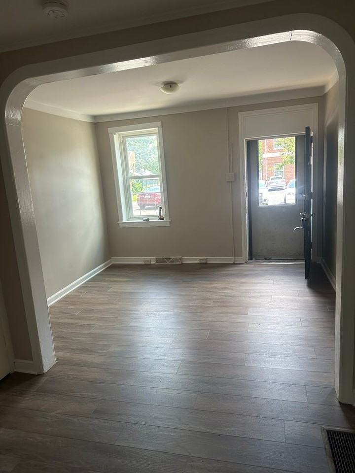 121 N Locust St - Photo 3 of 16