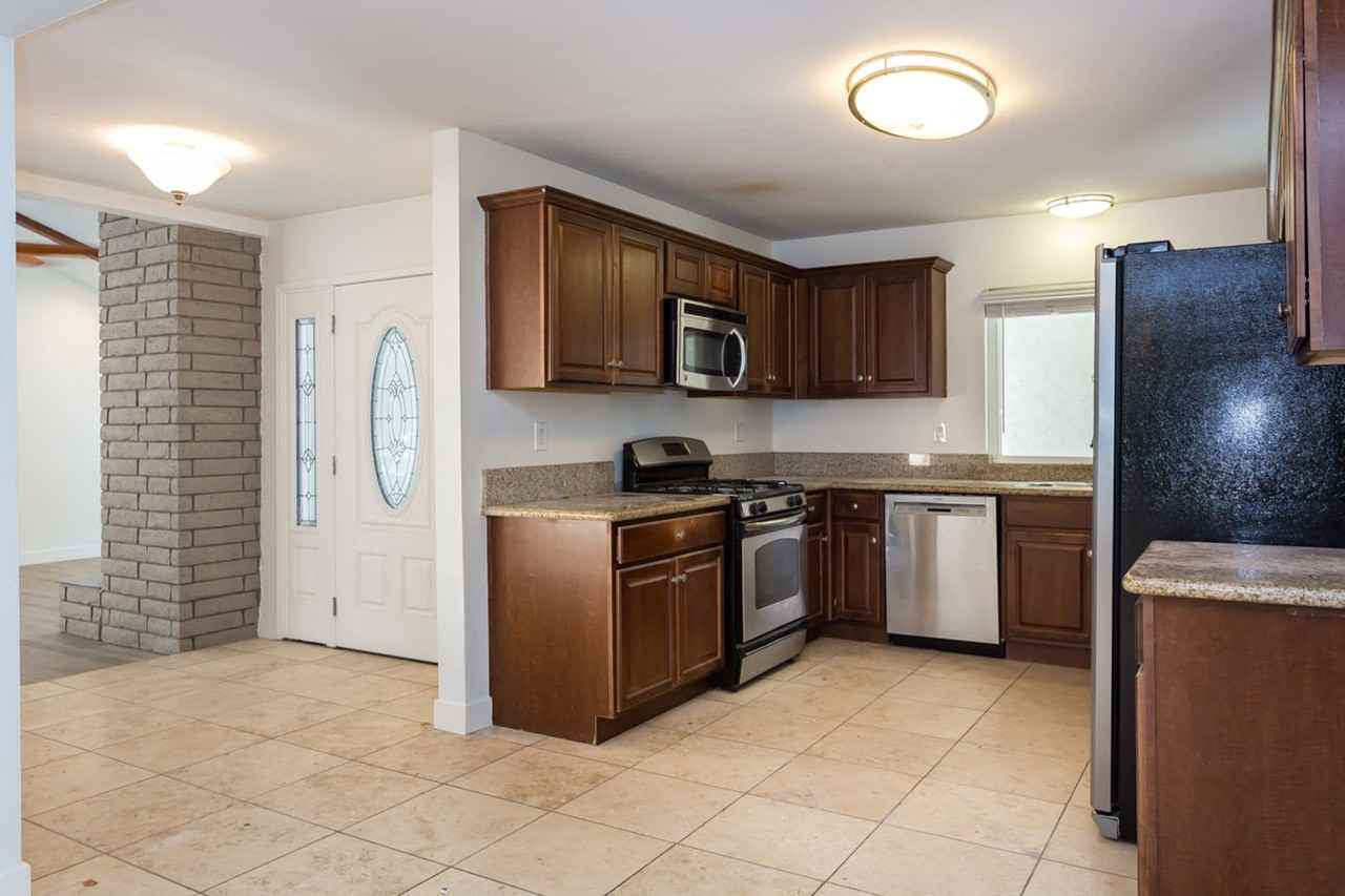 10055 Grandview Dr - Photo 2 of 26