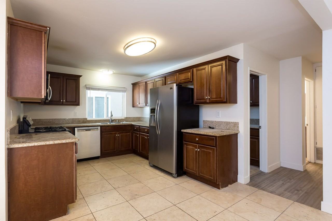 10055 Grandview Dr - Photo 3 of 26