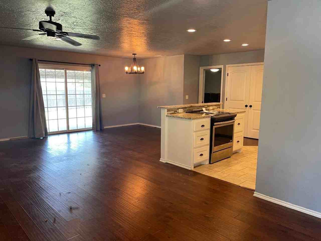 601 Richmond Dr - Photo 2 of 17