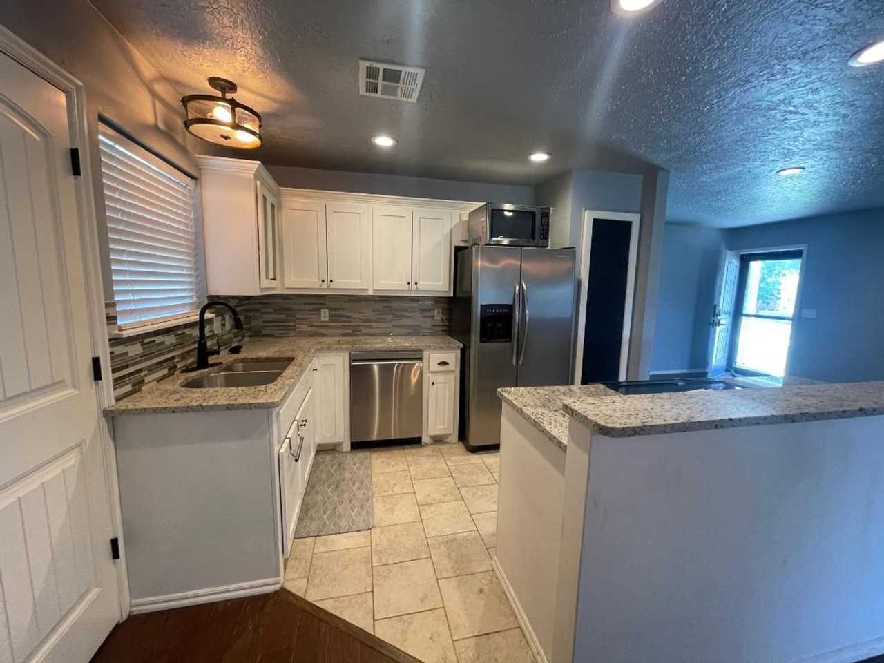 601 Richmond Dr - Photo 6 of 17
