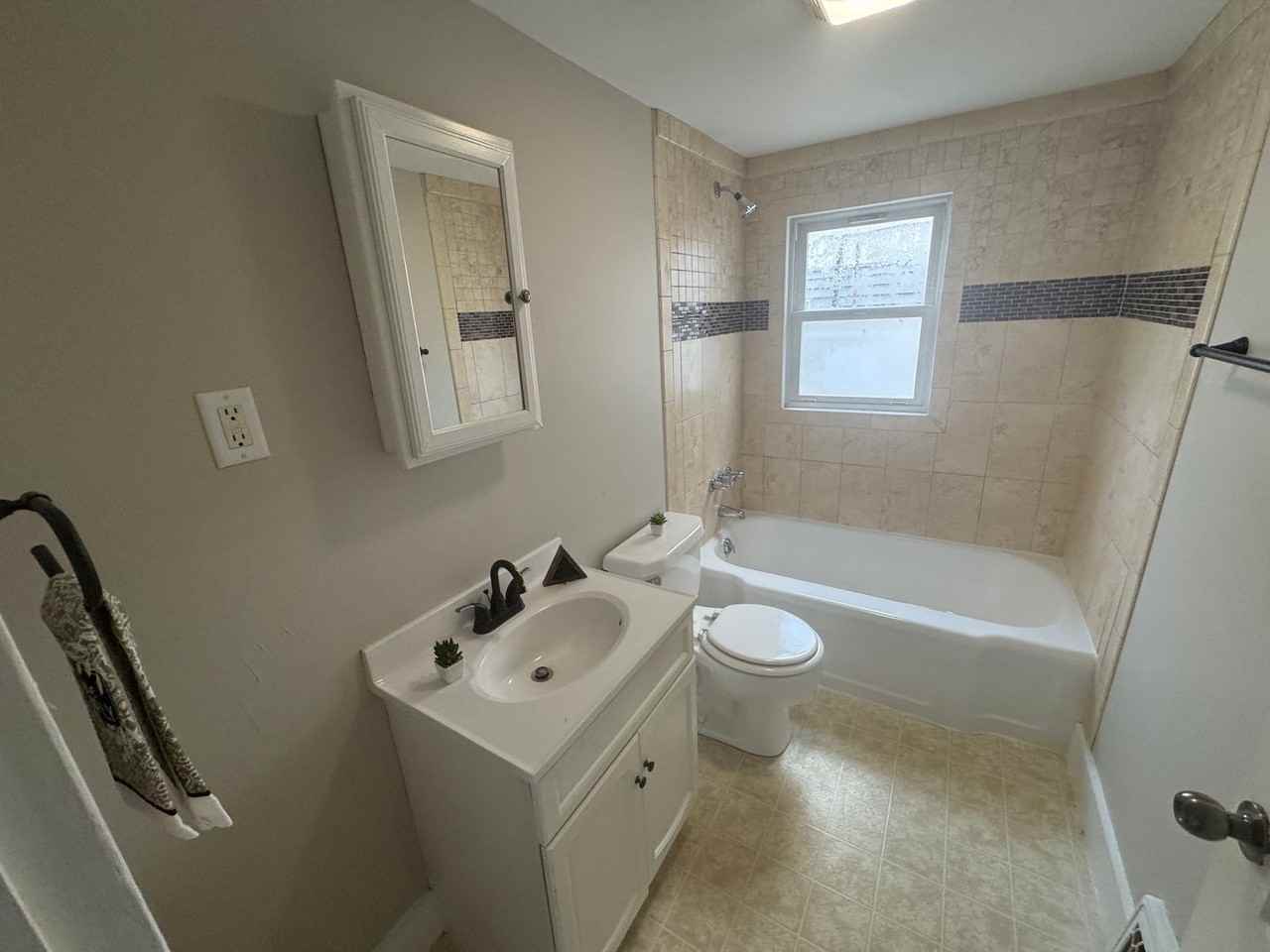 2125 E Grandview Ave - Photo 3 of 10