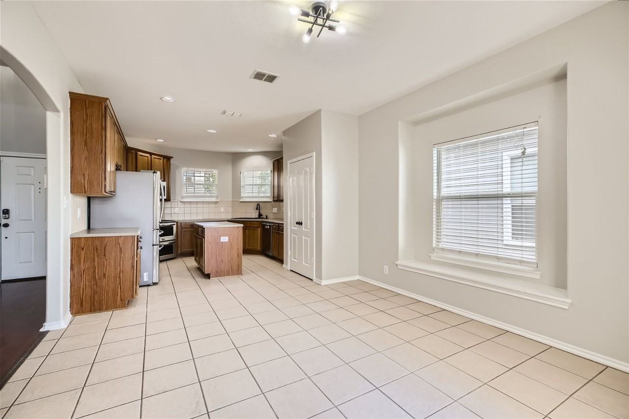 4926 Augusta Sq - Photo 3 of 13