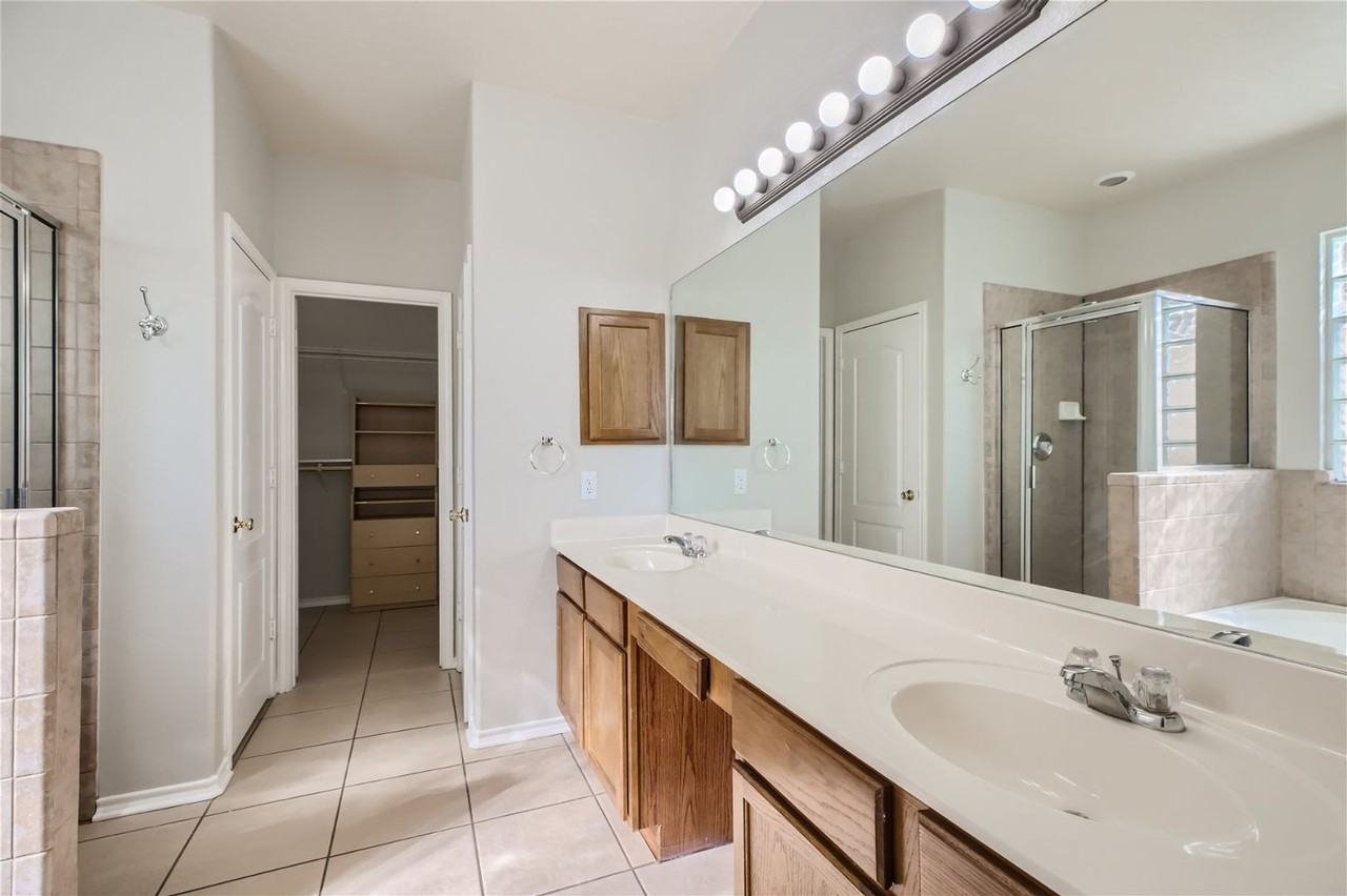 4926 Augusta Sq - Photo 6 of 13