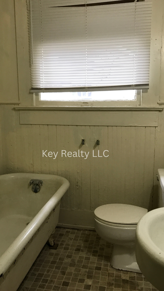 612 18th St Apt A - Photo 4 of 7