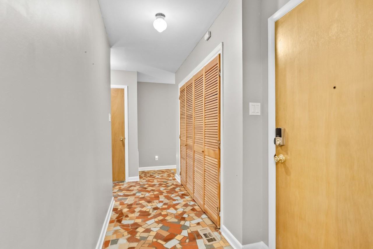 1013 N Coolidge St - Photo 2 of 32