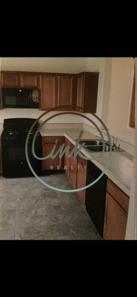 136 Catlin St - Photo 3 of 8