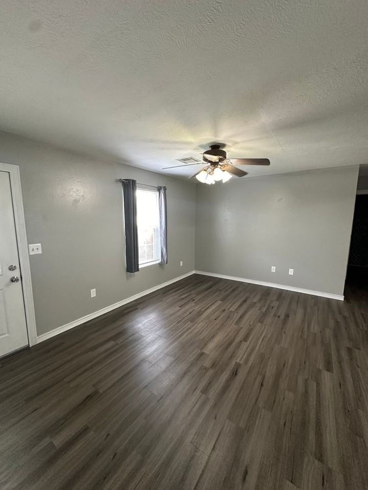 1800 Phillips Dr - Photo 2 of 13