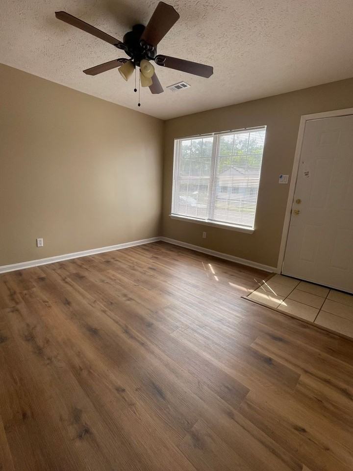 623 E 7th St - Photo 3 of 14