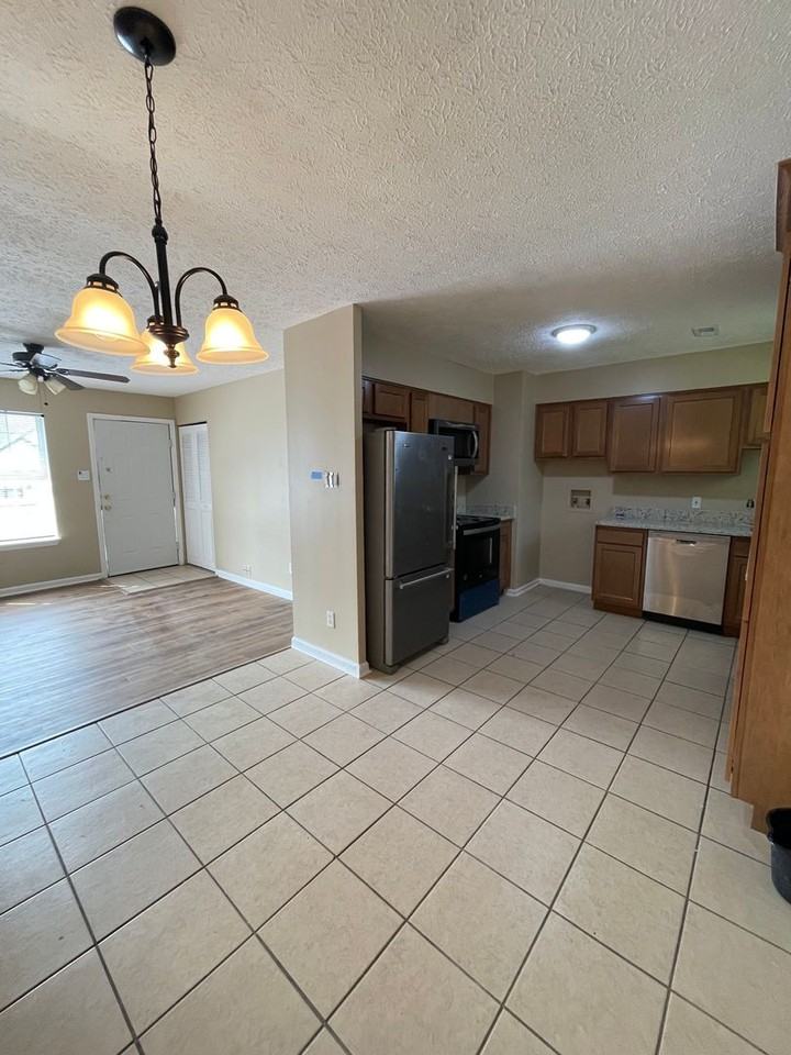 623 E 7th St - Photo 4 of 14