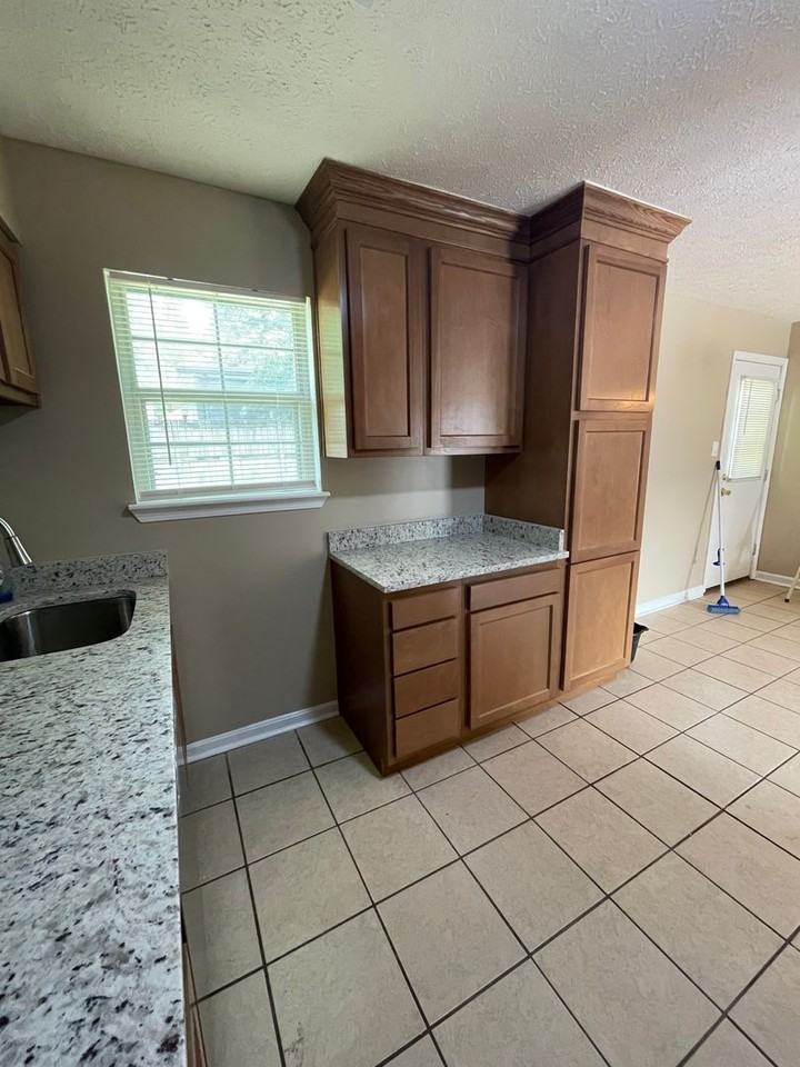 623 E 7th St - Photo 6 of 14