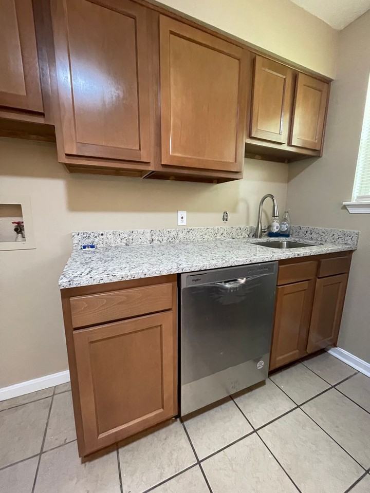 623 E 7th St - Photo 7 of 14