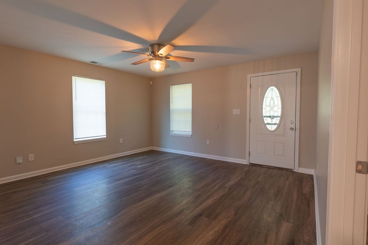 6099 Hamlet Rd - Photo 3 of 22