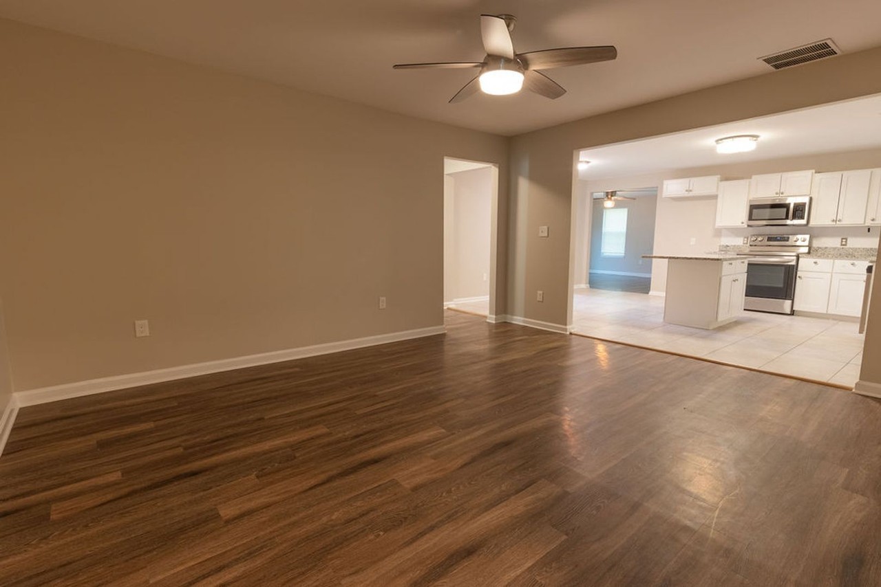 6099 Hamlet Rd - Photo 4 of 22
