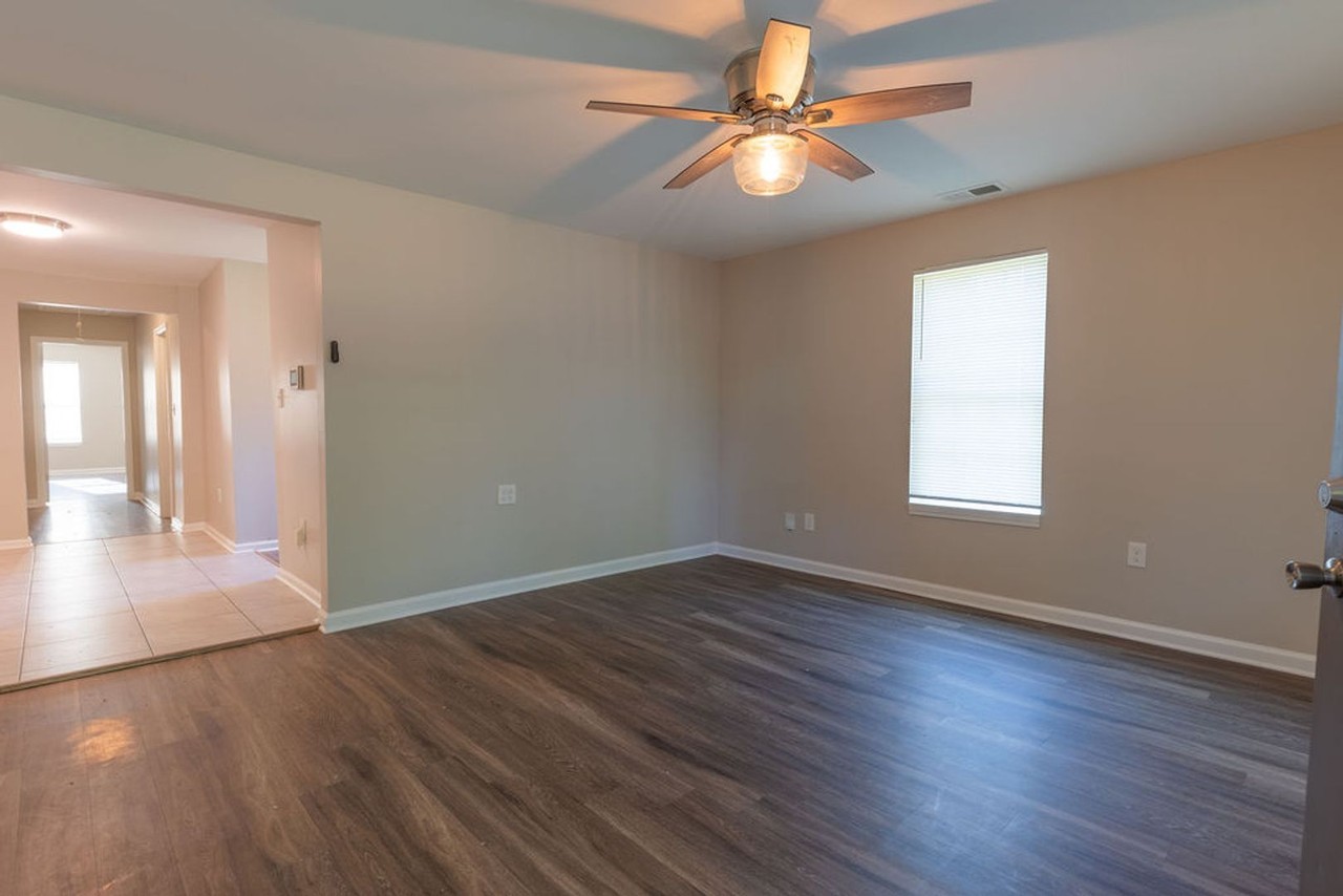 6099 Hamlet Rd - Photo 5 of 22