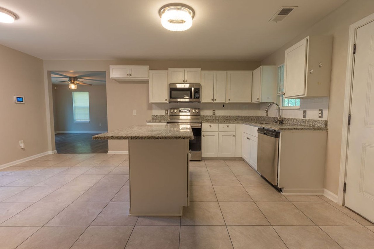 6099 Hamlet Rd - Photo 6 of 22