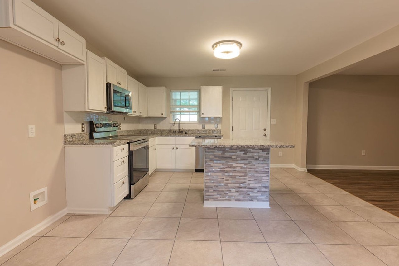 6099 Hamlet Rd - Photo 7 of 22