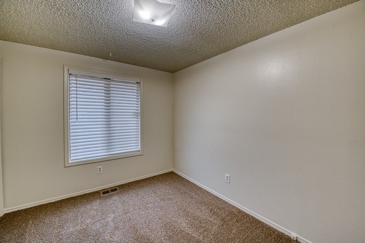989 E Valencia St - Photo 3 of 22