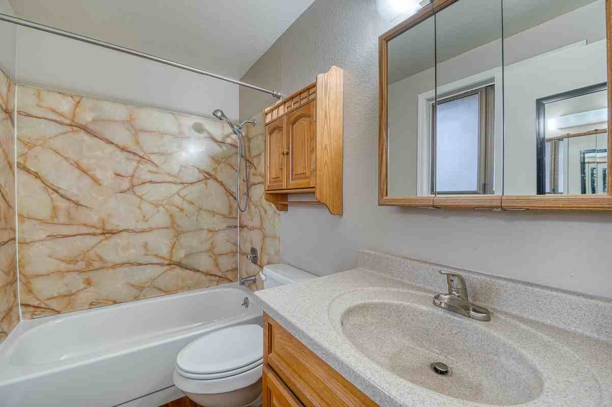 989 E Valencia St - Photo 2 of 22