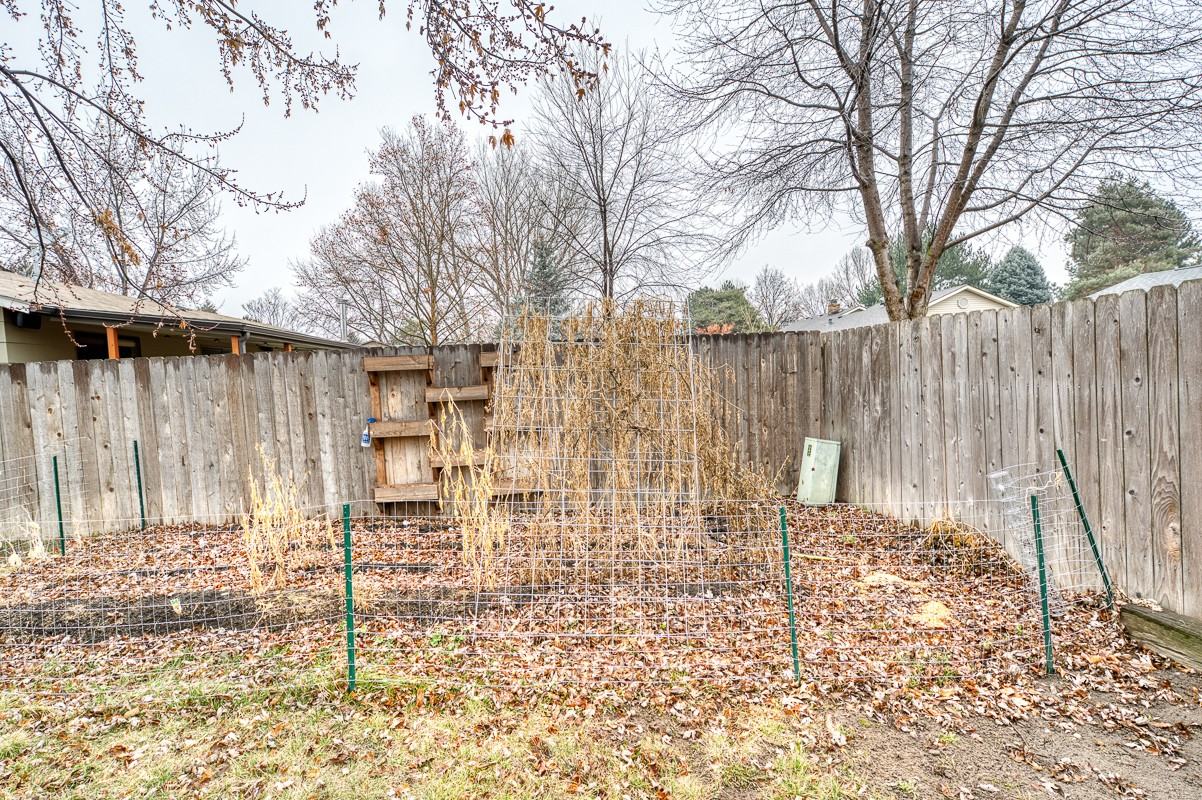 989 E Valencia St - Photo 5 of 22