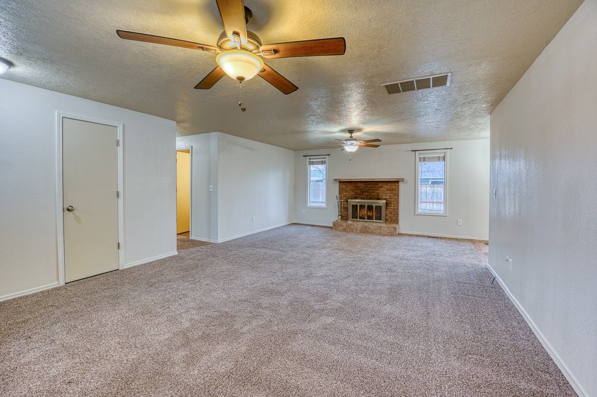 989 E Valencia St - Photo 2 of 22