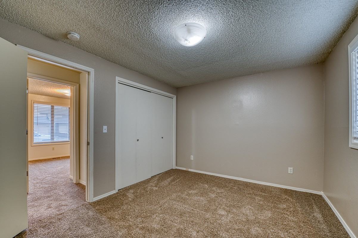 989 E Valencia St - Photo 6 of 22