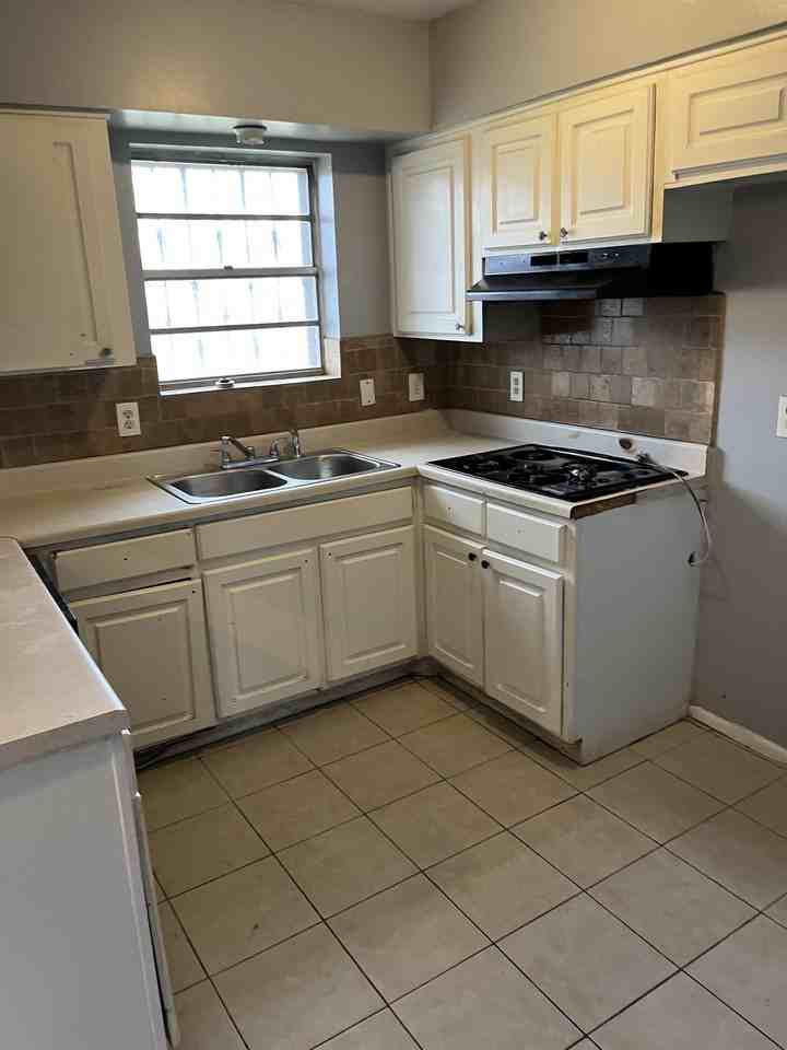 1160 Baythorne Dr - Photo 2 of 13