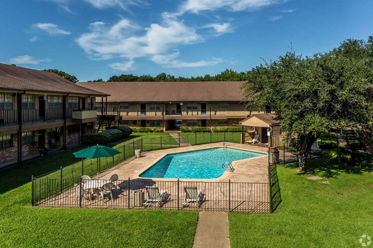 Castlewood Apartments - Photo 4 of 45