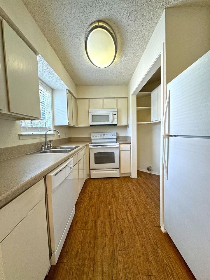 4321 Lake Shore Villa Dr - Photo 4 of 12