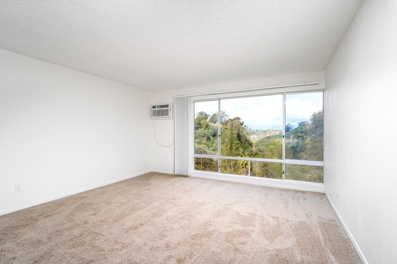 A Walkers Paradise and Serene Canyon Views in one of San Diego's most charming neighborhoods, Mission Hills! - Photo 6 of 31
