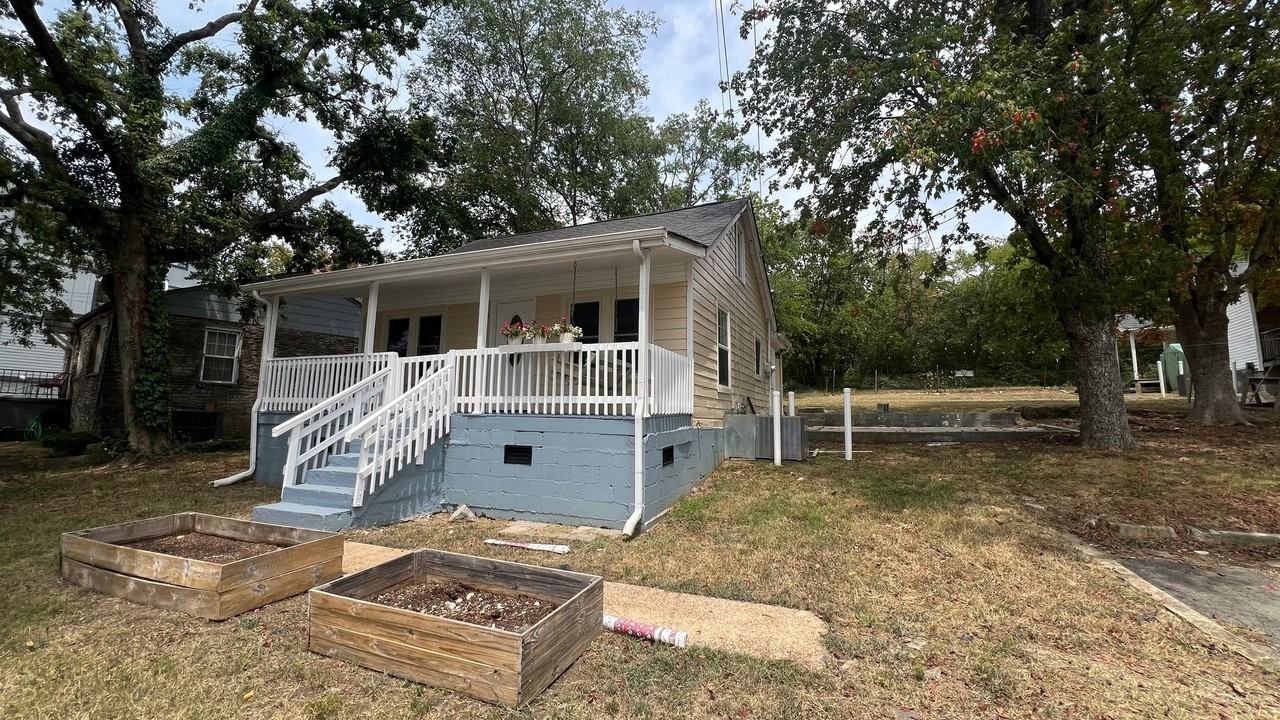 1207 W Trinity Ln - Photo 2 of 9