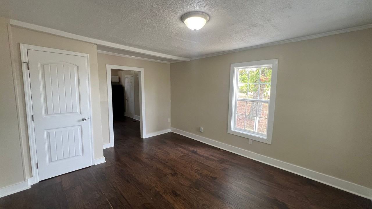 1207 W Trinity Ln - Photo 3 of 9