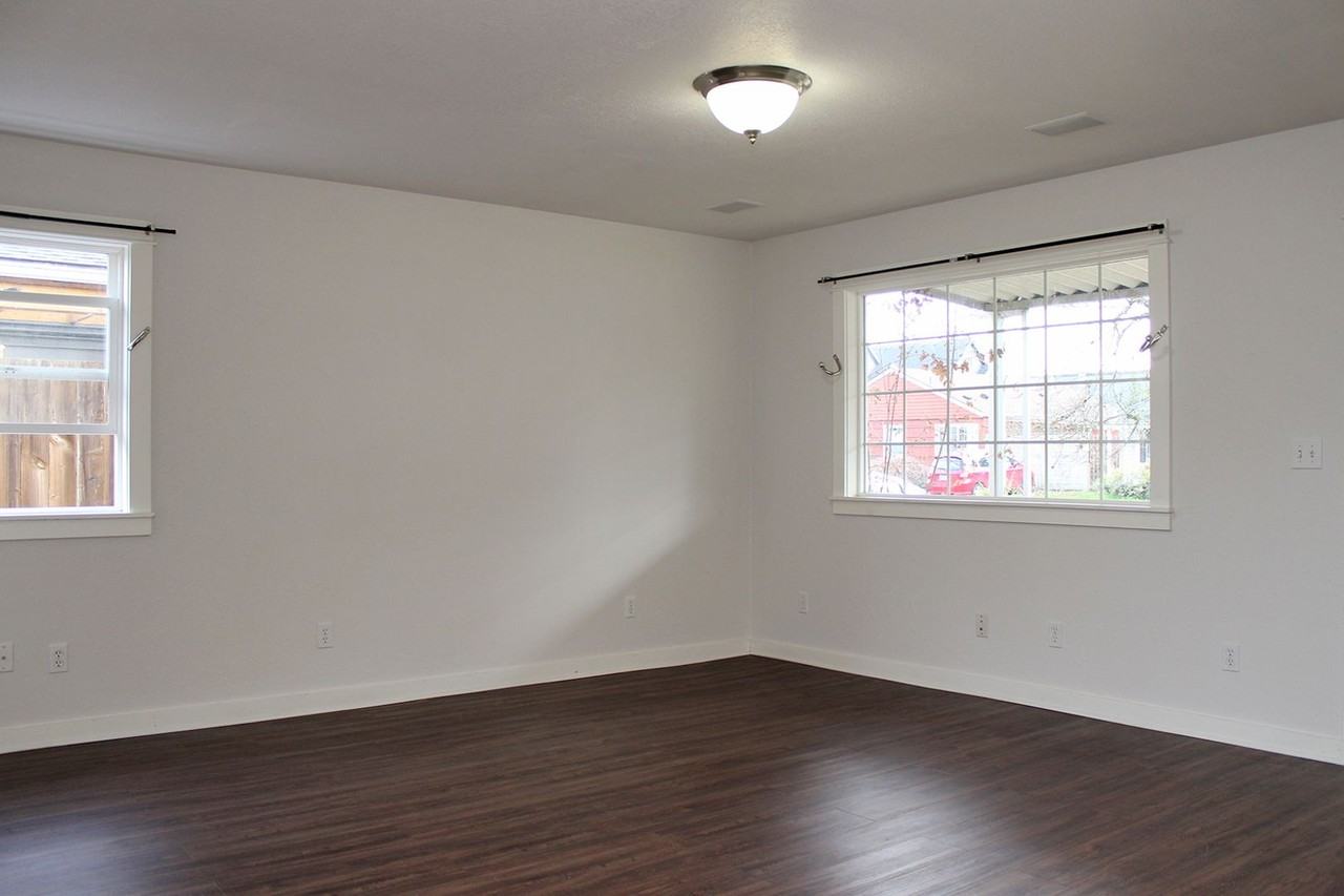 5933 Se Franklin St - Photo 3 of 24