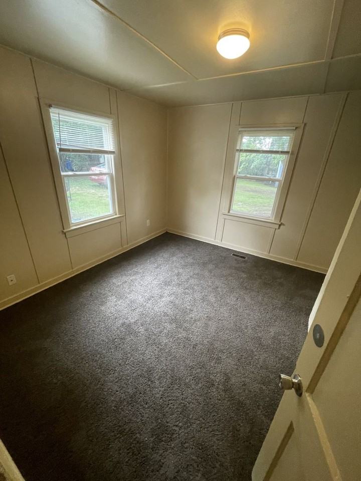 661 Coleman St - Photo 7 of 9